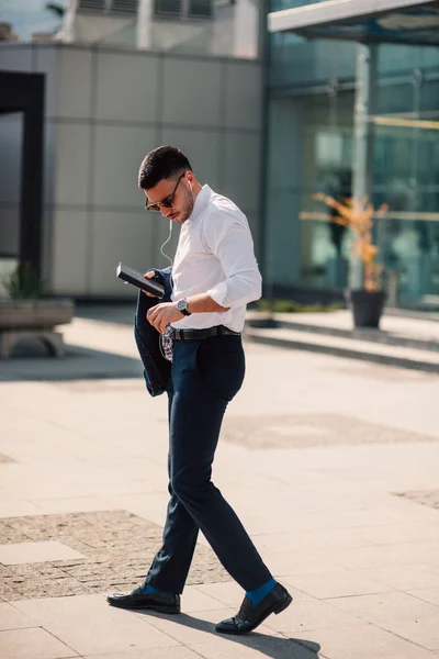 Ein Urbaner Geschäftsmann Telefoniert Und Streitet Mit Erhobenen Händen Während — Stockfoto