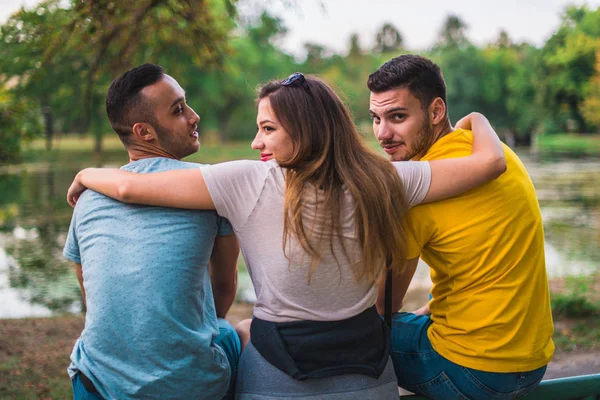 Gli Adulti Divertono Nel Parco Tramonto Rallegrano Sulla Panchina — Foto Stock