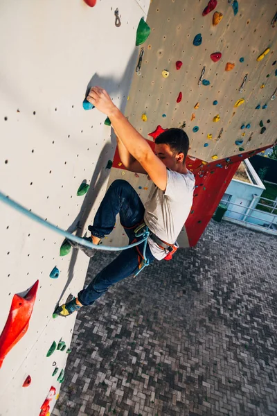 Joven Deportista Está Cantando Una Sala Escalada —  Fotos de Stock