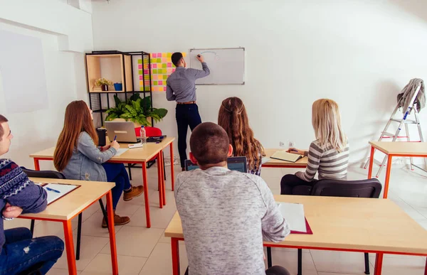 Grupo Jóvenes Estudiantes Están Aprendiendo Conferencias Juntos —  Fotos de Stock