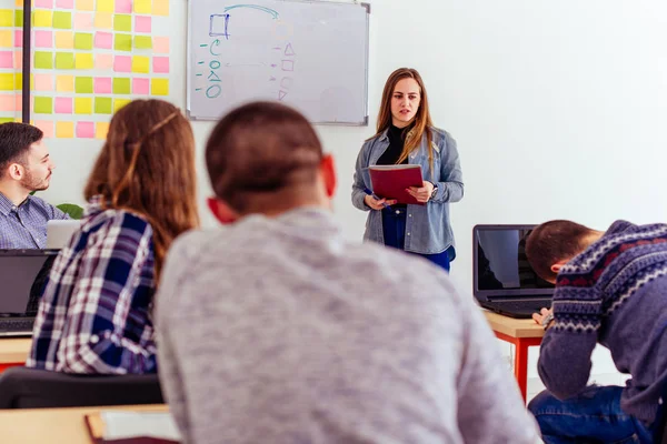 Junge Schüler Sind Klassenzimmer Sie Schauen Interessiert Auf Ihren Mitschüler — Stockfoto