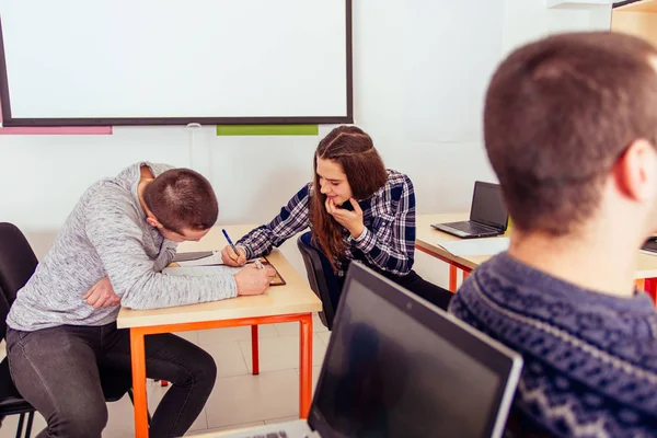 Junge Leute Reden Unterricht Und Schreiben Ins Notizbuch — Stockfoto