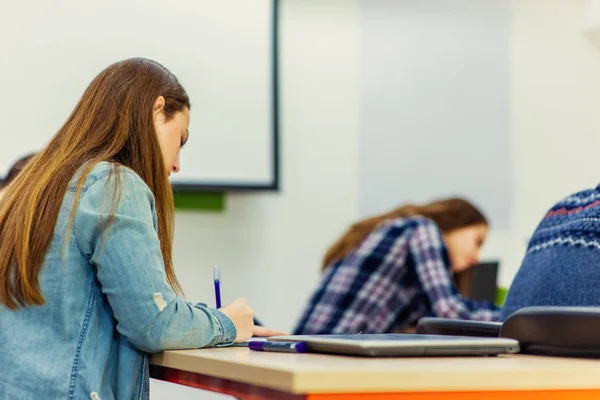 Estudantes Modernos Estão Escrevendo Sala Aula — Fotografia de Stock