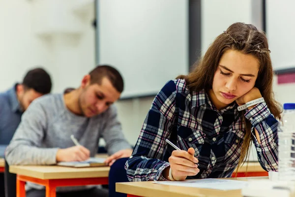 Gruppe College Studenten Sitzen Und Prüfung Klassenzimmer — Stockfoto