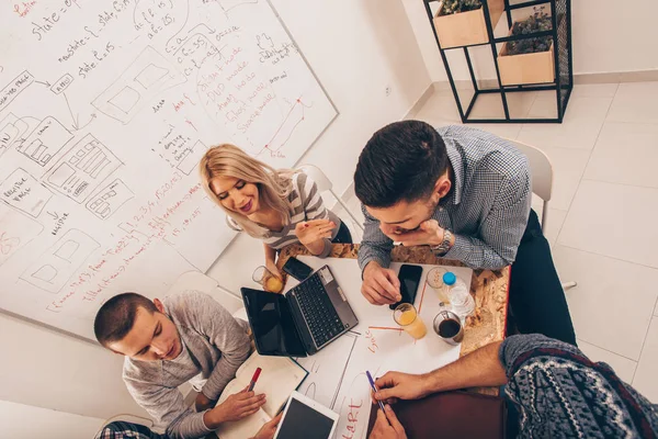 Líderes Están Explicando Plan Sus Compañeros Trabajo Oficina — Foto de Stock