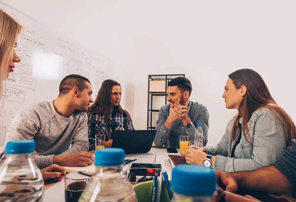 Jovens Estão Tendo Uma Reunião Acordo Com Mãos Empilhadas — Fotografia de Stock