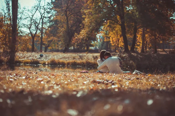 Een Goed Uitziende Man Zijn Vriendin Het Park Zoenen Terwijl — Stockfoto