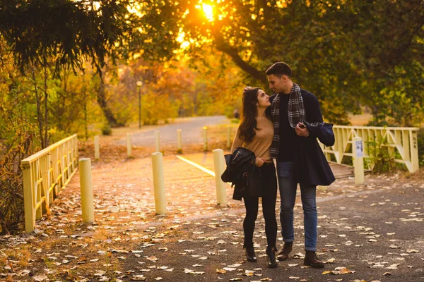 Passeggiate Coppia Nel Parco Tramonto Sentendosi Amati Felici — Foto Stock