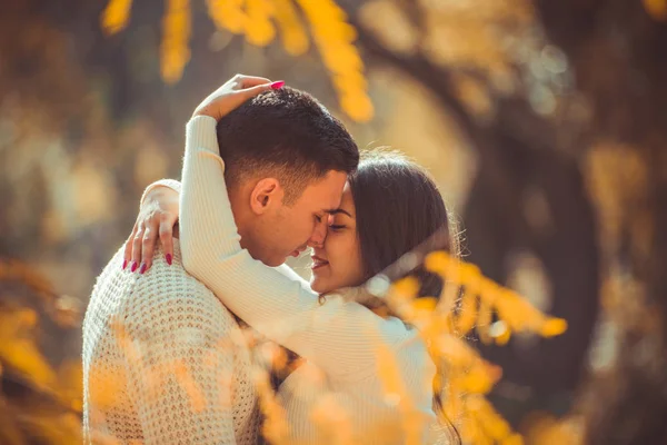 Bello Giovane Coppia Alla Ricerca Amore Mentre Trascorrere Del Tempo — Foto Stock