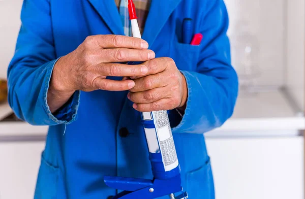 Viejo Reparador Masculino Está Sosteniendo Herramienta Trabajando Cocina —  Fotos de Stock