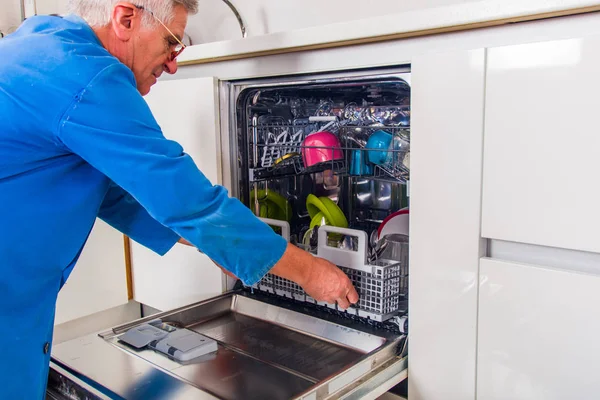 Trabajador Profesional Está Fijando Lavavajillas Cocina — Foto de Stock