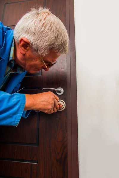 Reparador Edad Avanzada Traje Trabajo Azul Está Fijando Cerradura Puerta — Foto de Stock