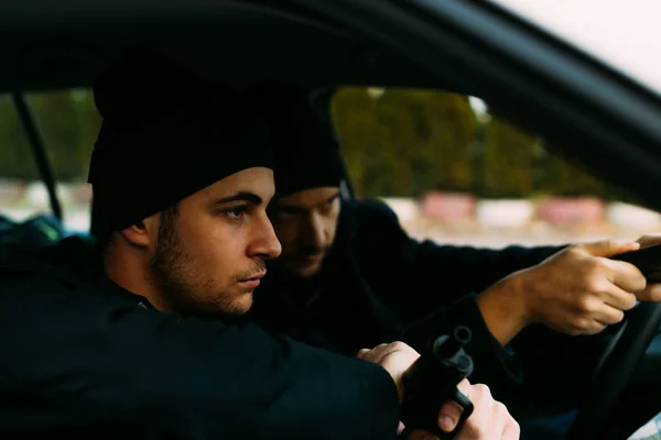 Diebe parken in der Warteschleife und planen, wie sie ihr Ziel ausrauben. — Stockbild Diebe Parken Der Warteschleife Und Planen Wie Sie Ihr Ziel — Stockfoto