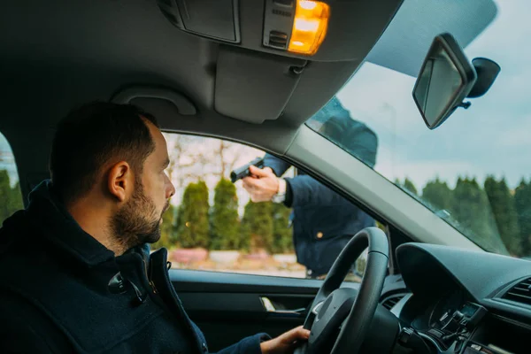 Bewaffneter Räuber Kapert Auto Eines Mannes Mittleren Alters — Stockfoto