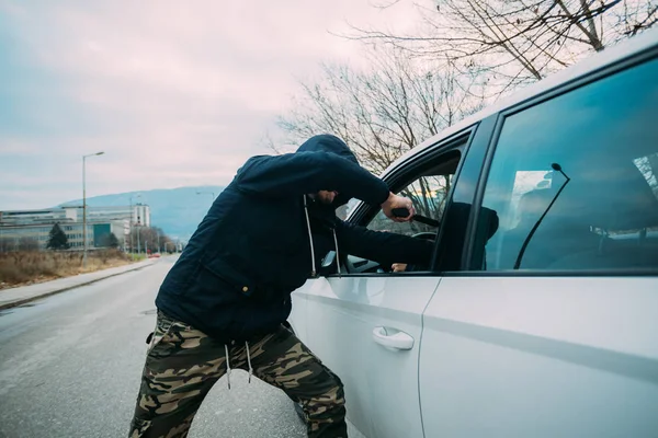 Carjacker Agressivamente Atacando Proprietário Carro Com Uma Arma Tentando Extorquir — Fotografia de Stock