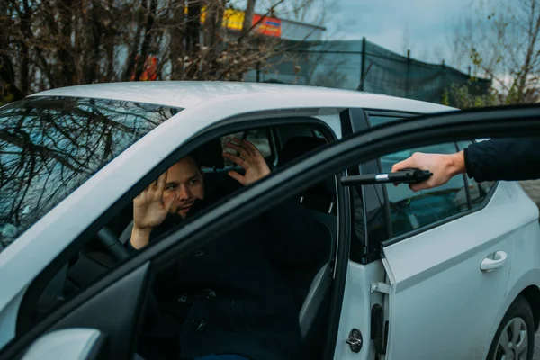 Gangster Mit Waffe Versucht Einen Mann Auszurauben Der Seinem Auto — Stockfoto