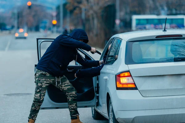 Ladrón Coches Está Sacando Dueño Del Coche Coche Tratando Conseguir — Foto de Stock