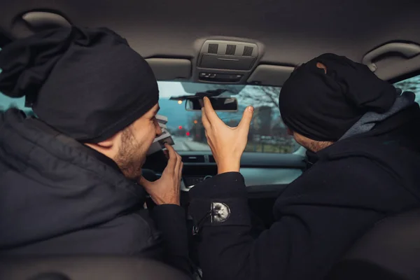 Twee Gelukkige Bankrovers Vieren Hun Succesvolle Aanslag Terwijl Auto Zaten — Stockfoto