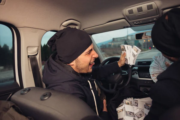 Dos Ladrones Bancos Felices Celebrando Éxito Mientras Estaban Sentados Coche — Foto de Stock