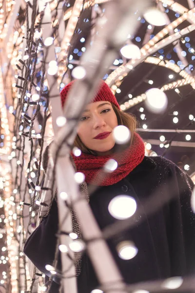 Chapeau Rouge Fille Debout Intérieur Des Lumières Sapin Noël Nuit — Photo