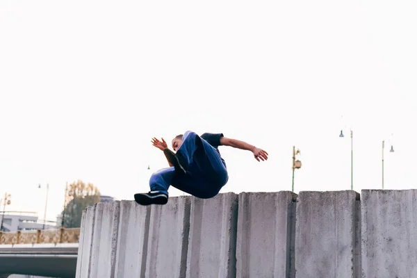 Kafkasyalı Bir Adam Parkour Eğitirken Yüksek Bir Yerden Atlıyor — Stok fotoğraf