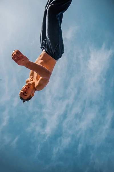 Man Doet Parkour Oefening Buiten — Stockfoto