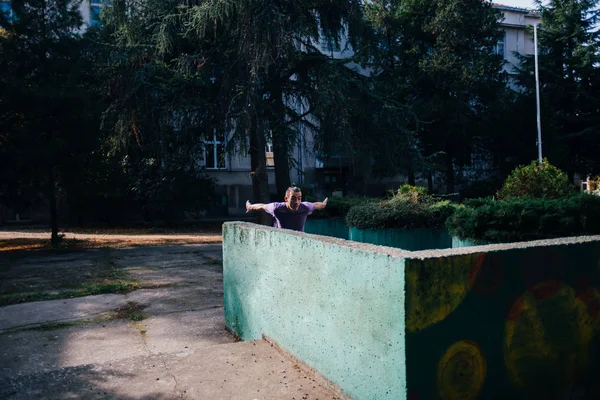 Atlético Parkour Chico Haciendo Backflip Trucos Mientras Salta Fuera Otra — Foto de Stock