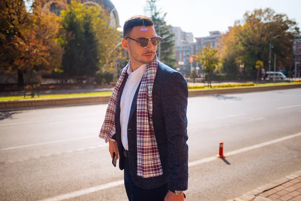 Junger Geschäftsmann Läuft Mit Sonnenbrille Über Den Boulevard — Stockfoto