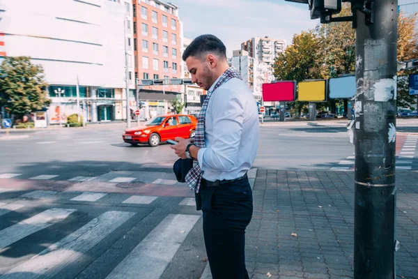 Joven Hombre Negocios Moderno Está Fuera Caminando Por Ciudad Mientras —  Fotos de Stock