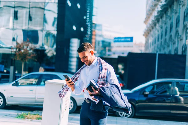 Empresário Está Parado Rua Dia Ventoso Olhando Interessado Seu Telefone — Fotografia de Stock