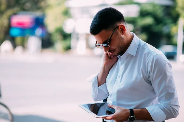 Giovane Broker Sta Guardando Suo Tablet Mentre Piedi Accanto Alla — Foto Stock