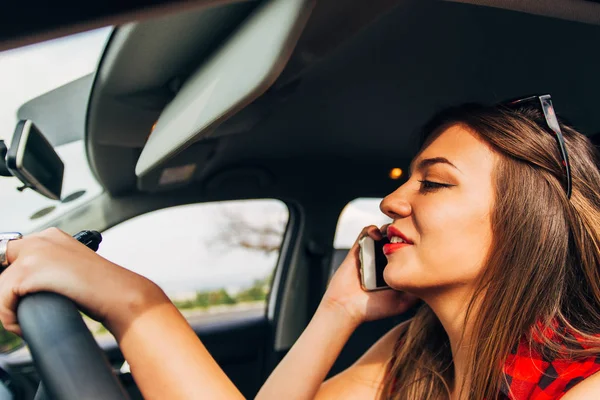 Молодая Красивая Женщина Звонит Телефон Whiler Безрассудное Вождение Автомобиля Дороге — стоковое фото