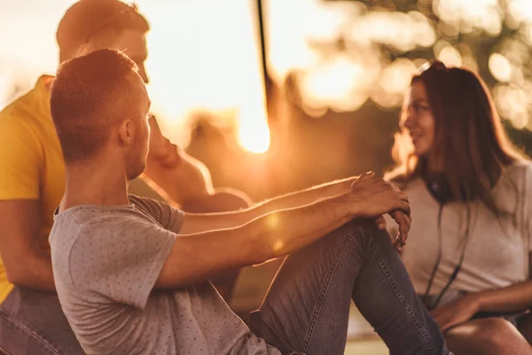 Drei Freunde Genießen Den Wunderschönen Sonnenuntergang Park Lächeln Und Albern — Stockfoto