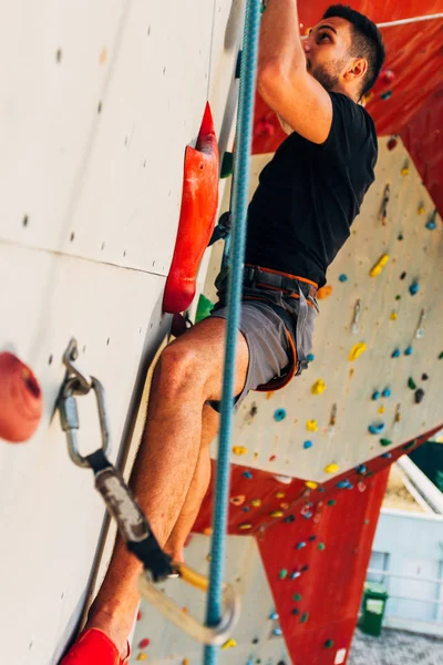 Stilig Ung Man Bouldering Eller Bergsklättring Utomhus — Stockfoto