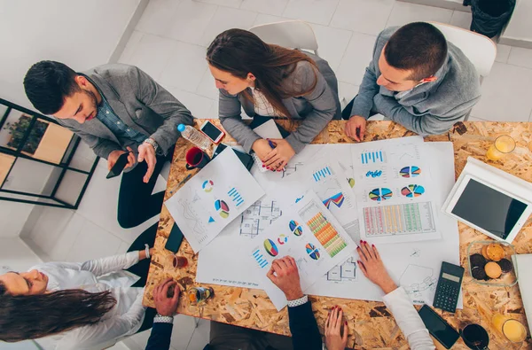 Grupo Jóvenes Arquitectos Están Trabajando Con Diagramas Oficina — Foto de Stock