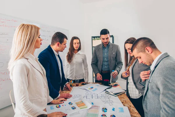 Mensen Zakenpakken Werken Met Diagrammen Kantoor — Stockfoto