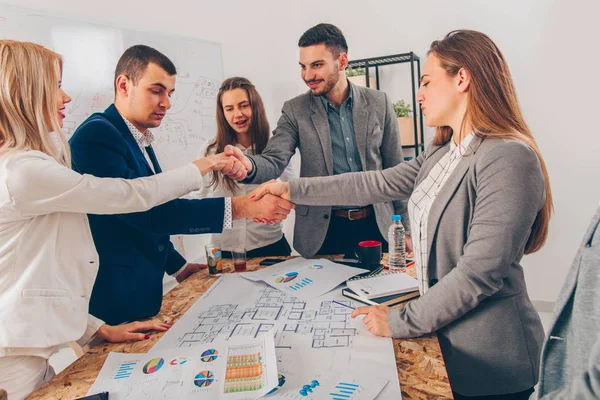 Grupo Jovens Belos Arquitetos Estão Olhando Feliz Fazer Acordo — Fotografia de Stock