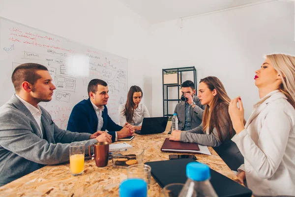 Profis Sitzen Büro Tisch Und Erstellen Arbeitspläne — Stockfoto