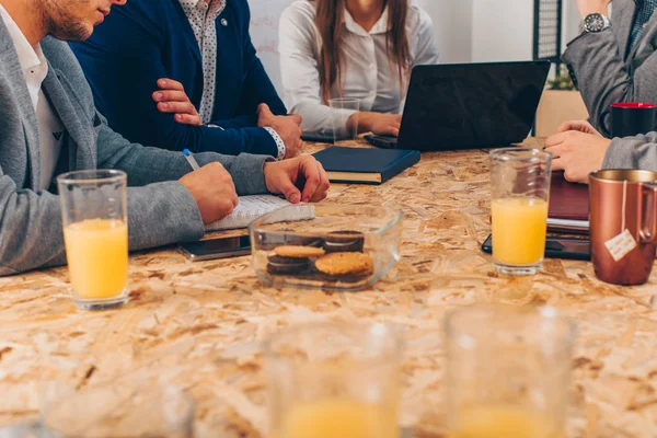 Mensen Zakenpakken Werken Met Een Laptop Kantoor — Stockfoto