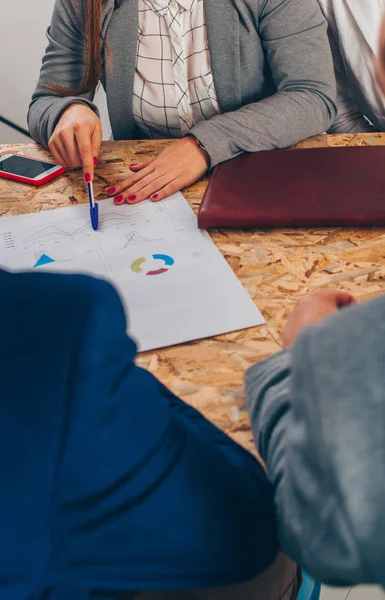 Pessoas Trajes Trabalho Estão Sentadas Escritório Fazendo Diagrama — Fotografia de Stock