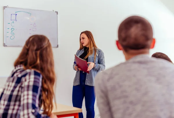 Alunos Estão Classe Parecendo Felizes Enquanto Ouvem Uma Palestra — Fotografia de Stock