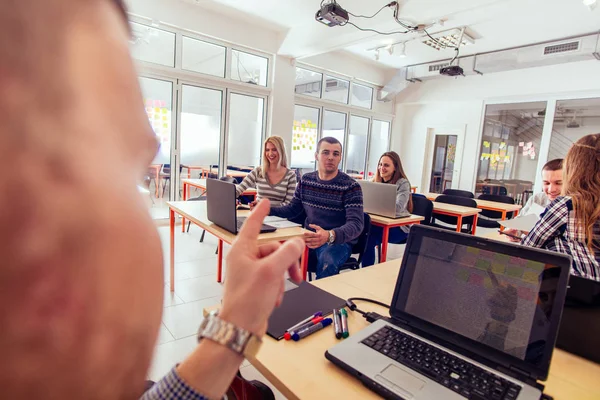 Jóvenes Estudiantes Están Clase Interactuando Con Maestro —  Fotos de Stock