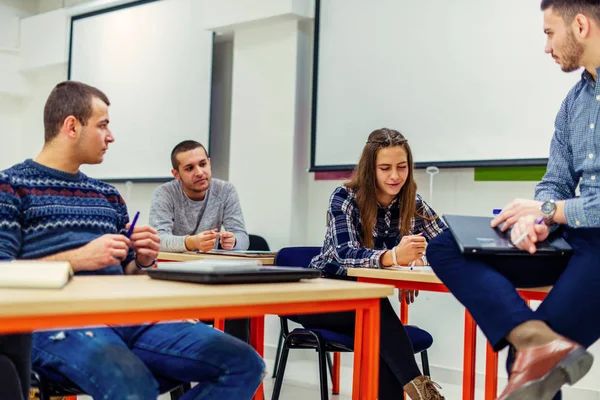 Los Estudiantes Están Escuchando Una Conferencia Interactuando Clase Con Profesor — Foto de Stock