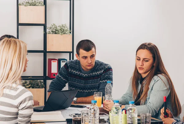 Genç Ciddi Insanlar Ofisinde Toplantı Yapıyorlar — Stok fotoğraf
