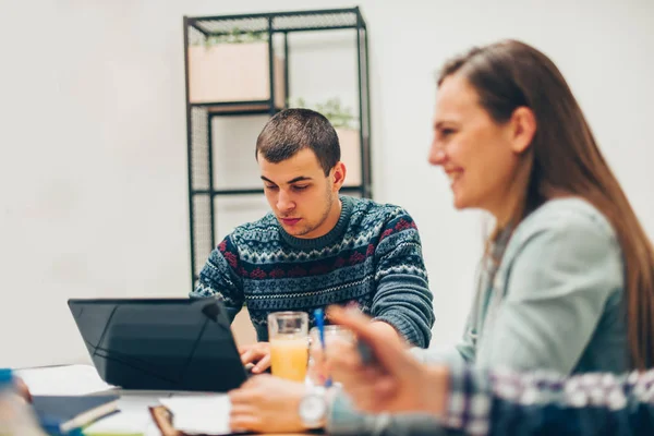 Giovani Stanno Avendo Incontro Parlare Ufficio — Foto Stock