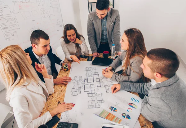 Een Groep Mensen Werkt Samen Aan Diagrammen Schetsen Het Kantoor — Stockfoto