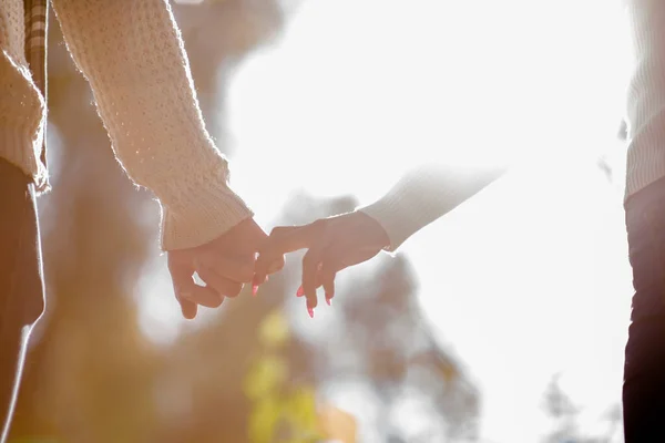 Pareja Joven Enamorada Caminando Parque Otoño Cogida Mano Mirando Luz — Foto de Stock