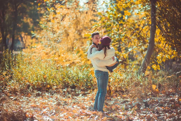 爱慕的夫妇是在树林里 有一个伟大的时间 而那家伙是握着他的女朋友 — 图库照片