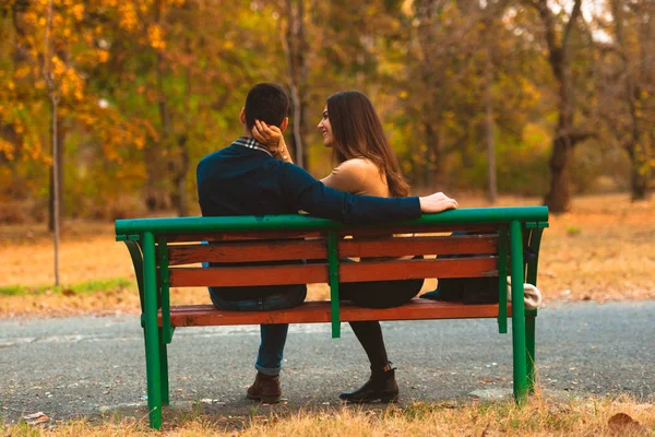 Casal Segurando Mão Sentado Banco Parque Outono — Fotografia de Stock