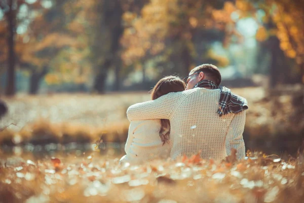 Elegante Pareja Vestida Blanco Está Sentada Parque Hablando Abrazándose Junto — Foto de Stock